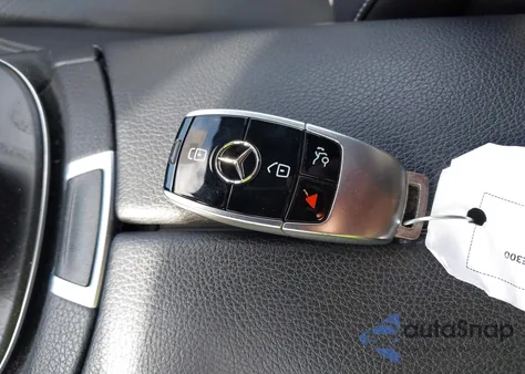 2018 Mercedes-Benz E 300 4Matic z USA, uszkodzony, nr VIN WDDZF4KB8JA444837